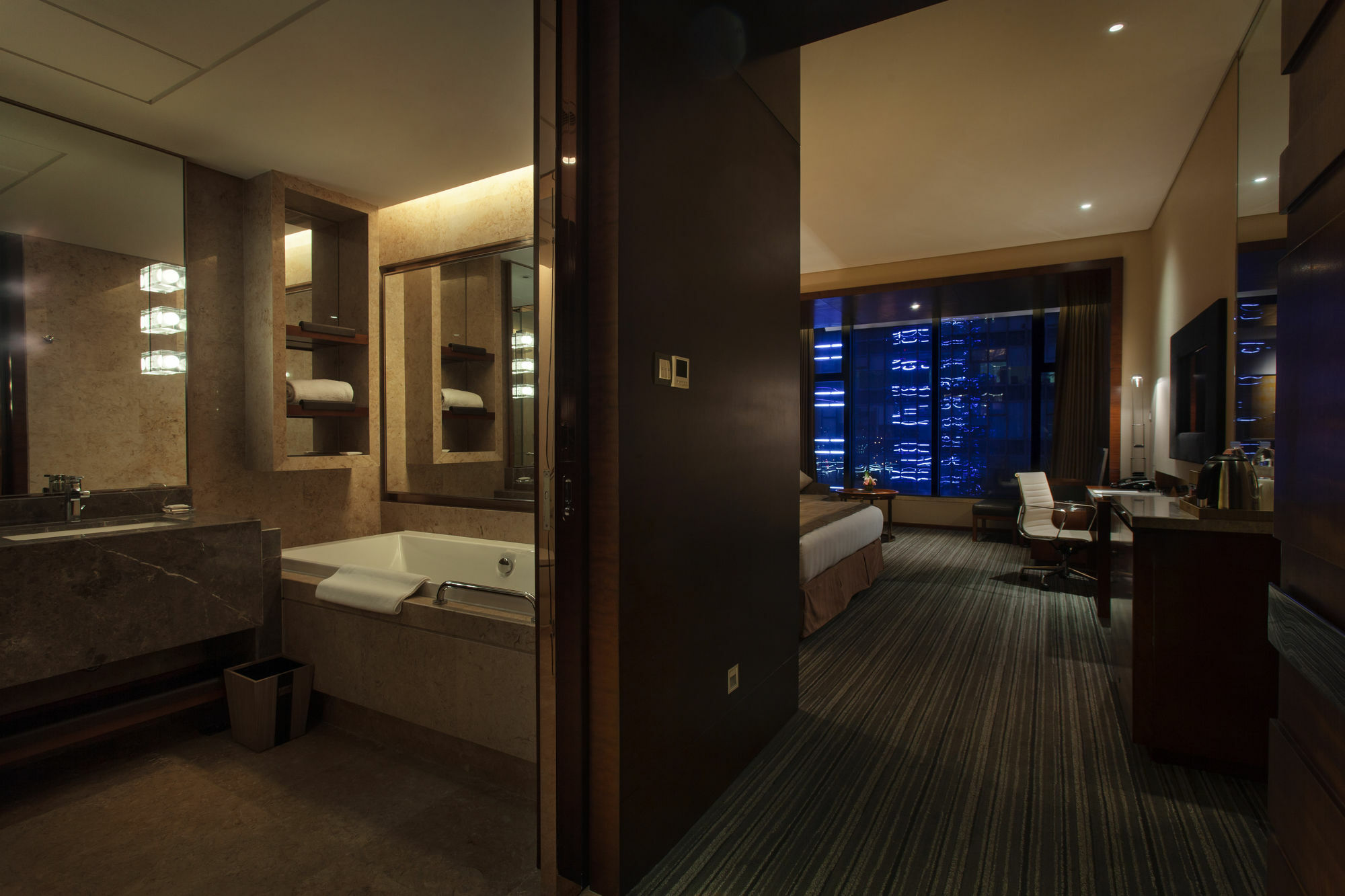 Radisson Blu Plaza Chongqing - Free 2 Bottle Of Local Beer Per Room During Stay Ngoại thất bức ảnh