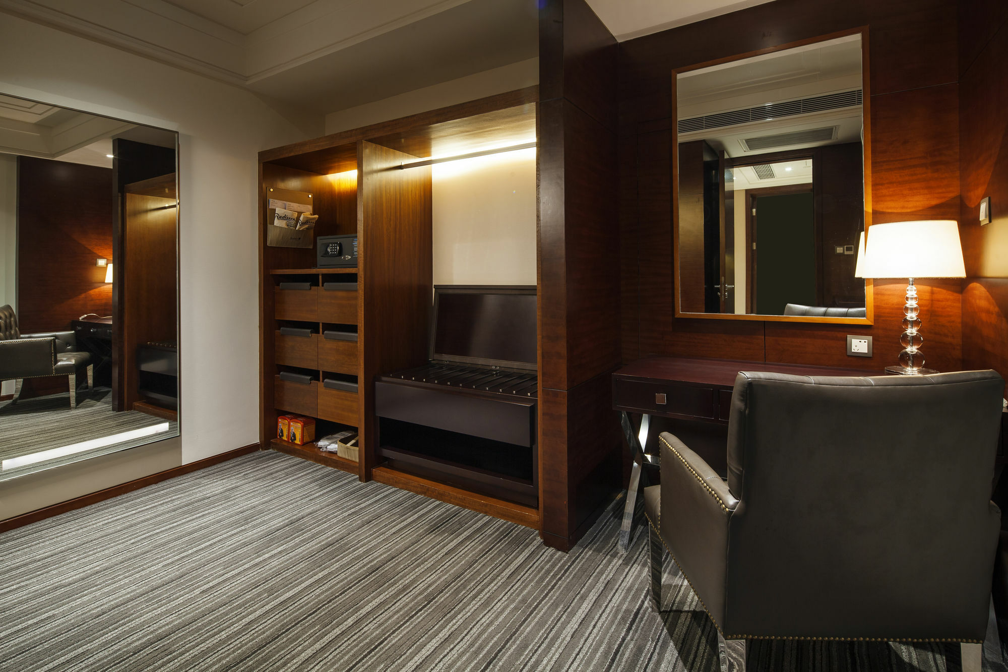 Radisson Blu Plaza Chongqing - Free 2 Bottle Of Local Beer Per Room During Stay Ngoại thất bức ảnh